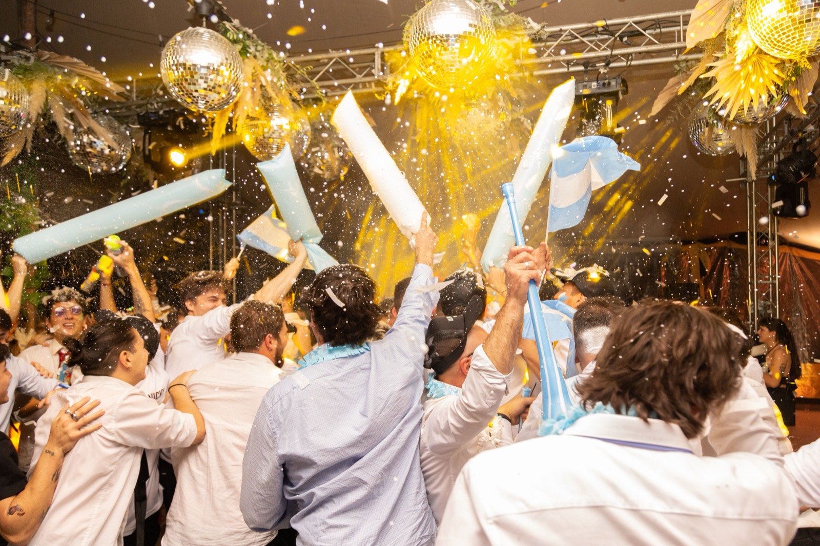 Fiesta de casamiento con la pista llena, luces y confeti