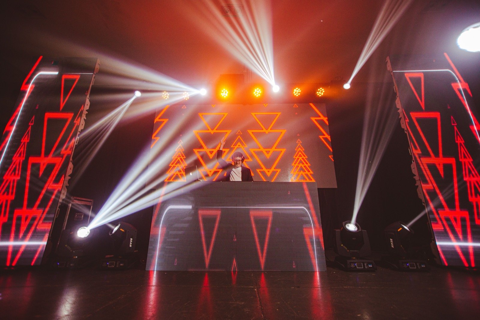DJ en vivo con pantallas LED y luces de escenario